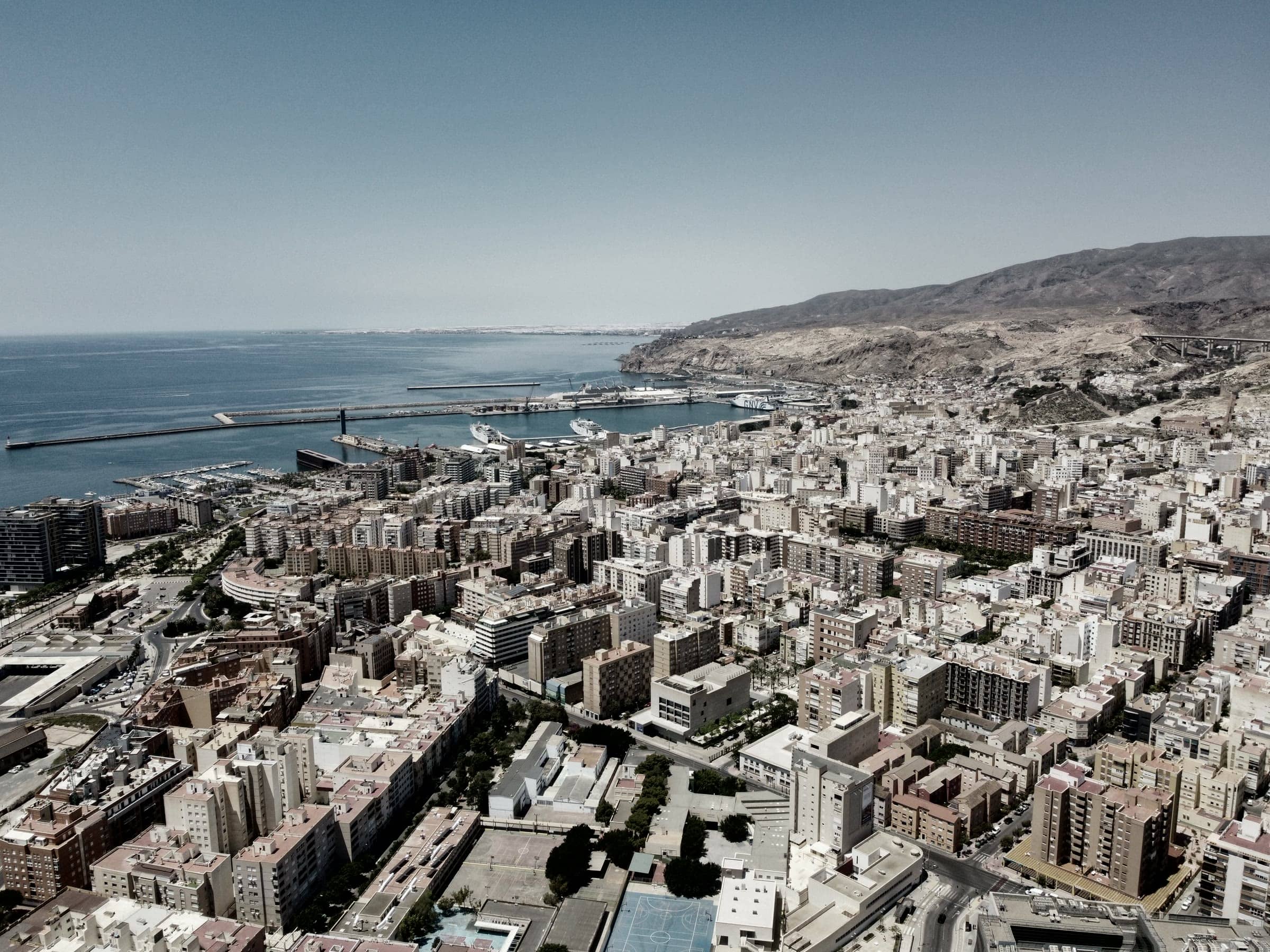 Vista aérea de la ciudad de Almería con el puerto y el mar Mediterráneo