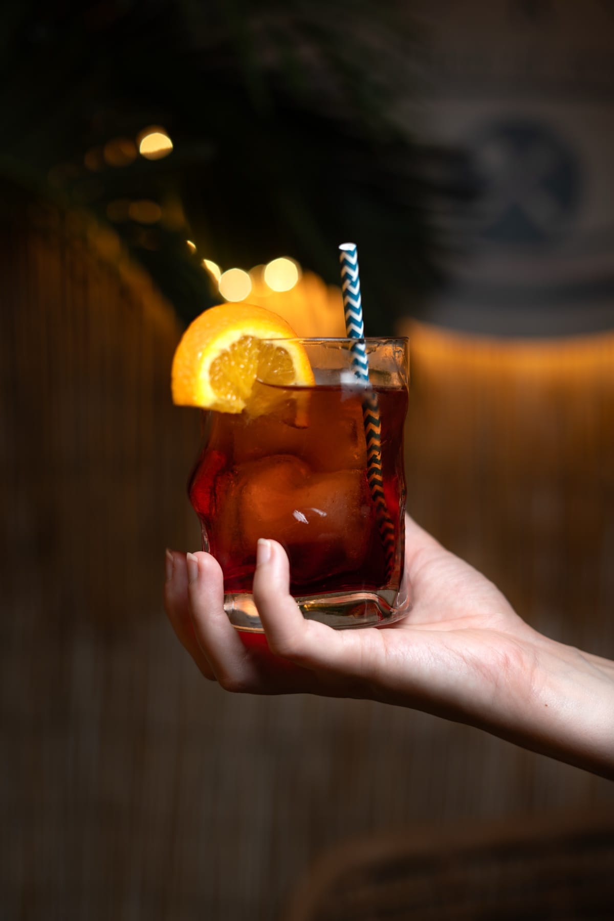 Fotografía de producto para redes: cóctel con naranja en la barra de Haro